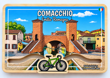 Carica l'immagine nel visualizzatore di Gallery, Calamita Magnete - COMACCHIO - ipidee - LEGNO - Movimento BICICLETTA TREPPONTI

