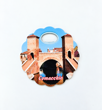Carica l'immagine nel visualizzatore di Gallery, Calamita Magnete - COMACCHIO - gip - SOTTOBICCHIERE SOTTOMOKA APRIBOTTIGLIA -TREPPONTI
