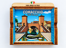 Carica l'immagine nel visualizzatore di Gallery, Calamita Magnete - COMACCHIO - ipidee - LEGNO - FINESTRELLA AZZURRA
