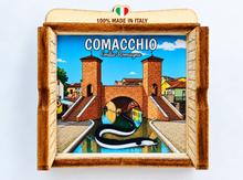 Carica l'immagine nel visualizzatore di Gallery, Calamita Magnete - COMACCHIO - ipidee - LEGNO - FINESTRELLA LEGNO NATURALE
