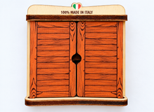 Carica l'immagine nel visualizzatore di Gallery, Calamita Magnete - COMACCHIO - ipidee - LEGNO - FINESTRELLA ROSSA

