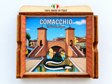 Carica l'immagine nel visualizzatore di Gallery, Calamita Magnete - COMACCHIO - ipidee - LEGNO - FINESTRELLA ROSSA
