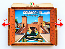 Carica l'immagine nel visualizzatore di Gallery, Calamita Magnete - COMACCHIO - ipidee - LEGNO - FINESTRELLA ROSSA
