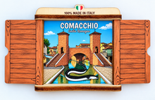 Carica l'immagine nel visualizzatore di Gallery, Calamita Magnete - COMACCHIO - ipidee - LEGNO - FINESTRELLA ROSSA
