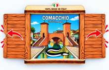 Carica l'immagine nel visualizzatore di Gallery, Calamita Magnete - COMACCHIO - ipidee - LEGNO - FINESTRELLA ROSSA
