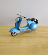 Carica l&#39;immagine nel visualizzatore di Gallery, VESPA MEDIA - AZZURRA - MODELLINO D&#39;EPOCA VINTAGE IN FERRO
