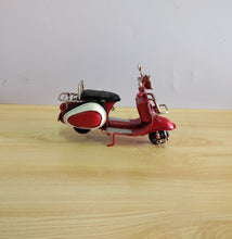 Carica l&#39;immagine nel visualizzatore di Gallery, VESPA PICCOLA - ROSSA - MODELLINO D&#39;EPOCA VINTAGE IN FERRO
