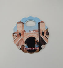 Carica l&#39;immagine nel visualizzatore di Gallery, SOTTOBICCHIERE - SOTTOMOKA - MAGNETE APRIBOTTIGLIA - COMACCHIO - TREPPONTI 02
