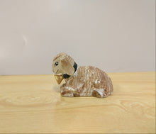 Carica l'immagine nel visualizzatore di Gallery, AGNELLO LEGNO  ACCOVACCIATO
