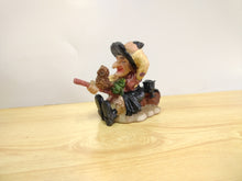 Carica l'immagine nel visualizzatore di Gallery, STREGA / BEFANA - Mignon - VOLANTE SU SCOPA - BEIGE &amp; NERA
