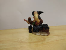 Carica l'immagine nel visualizzatore di Gallery, STREGA / BEFANA - Mignon - VOLANTE SU SCOPA - BEIGE &amp; NERA
