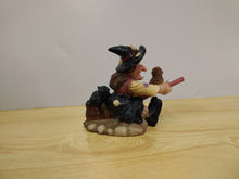 Carica l'immagine nel visualizzatore di Gallery, STREGA / BEFANA - Mignon - VOLANTE SU SCOPA - BEIGE &amp; NERA
