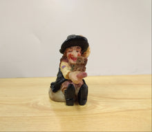 Carica l'immagine nel visualizzatore di Gallery, STREGA / BEFANA - Mignon - VOLANTE SU SCOPA - BEIGE &amp; NERA
