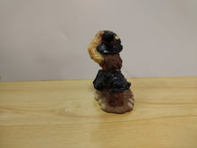 Carica l'immagine nel visualizzatore di Gallery, STREGA / BEFANA - Mignon - VOLANTE SU SCOPA - BEIGE &amp; NERA
