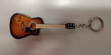 Carica l'immagine nel visualizzatore di Gallery, PORTACHIAVI - CHITARRA 05
