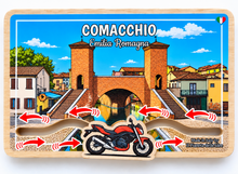 Carica l'immagine nel visualizzatore di Gallery, Calamita Magnete - COMACCHIO - ipidee - LEGNO - Movimento MOTOCICLETTA TREPPONTI

