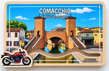 Carica l'immagine nel visualizzatore di Gallery, Calamita Magnete - COMACCHIO - ipidee - LEGNO - Movimento MOTOCICLETTA TREPPONTI
