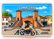 Carica l'immagine nel visualizzatore di Gallery, Calamita Magnete - COMACCHIO - ipidee - LEGNO - Movimento MOTOCICLETTA TREPPONTI
