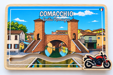 Carica l'immagine nel visualizzatore di Gallery, Calamita Magnete - COMACCHIO - ipidee - LEGNO - Movimento MOTOCICLETTA TREPPONTI
