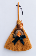 Carica l'immagine nel visualizzatore di Gallery, STREGA / BEFANA - SCOPETTA
