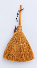 Carica l'immagine nel visualizzatore di Gallery, STREGA / BEFANA - SCOPETTA
