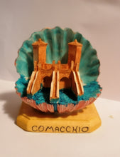 Carica l&#39;immagine nel visualizzatore di Gallery, Monumento COMACCHIO TREPPONTI in Conchiglia
