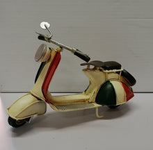 Carica l&#39;immagine nel visualizzatore di Gallery, VESPA MEDIA - ITALIA BIANCA - MODELLINO D&#39;EPOCA VINTAGE IN FERRO
