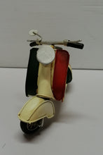 Carica l&#39;immagine nel visualizzatore di Gallery, VESPA MEDIA - ITALIA BIANCA - MODELLINO D&#39;EPOCA VINTAGE IN FERRO
