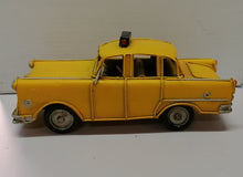 Carica l&#39;immagine nel visualizzatore di Gallery, TAXI GIALLO AMERICANO CLASSICO - MODELLINO D&#39;EPOCA VINTAGE IN FERRO
