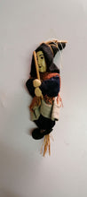 Carica l&#39;immagine nel visualizzatore di Gallery, BEFANA / STREGHETTA IN LEGNO
