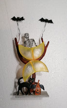 Carica l&#39;immagine nel visualizzatore di Gallery, SCHELETRO HALLOWEEN PORTA CANDELA/LUMINO
