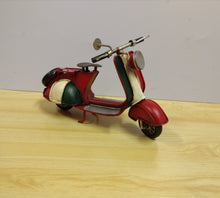 Carica l&#39;immagine nel visualizzatore di Gallery, VESPA MEDIA - ITALIA ROSSA - MODELLINO D&#39;EPOCA VINTAGE IN FERRO
