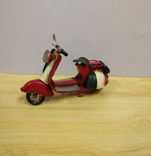 Carica l&#39;immagine nel visualizzatore di Gallery, VESPA MEDIA - ITALIA ROSSA - MODELLINO D&#39;EPOCA VINTAGE IN FERRO
