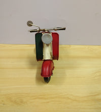 Carica l&#39;immagine nel visualizzatore di Gallery, VESPA MEDIA - ITALIA ROSSA - MODELLINO D&#39;EPOCA VINTAGE IN FERRO

